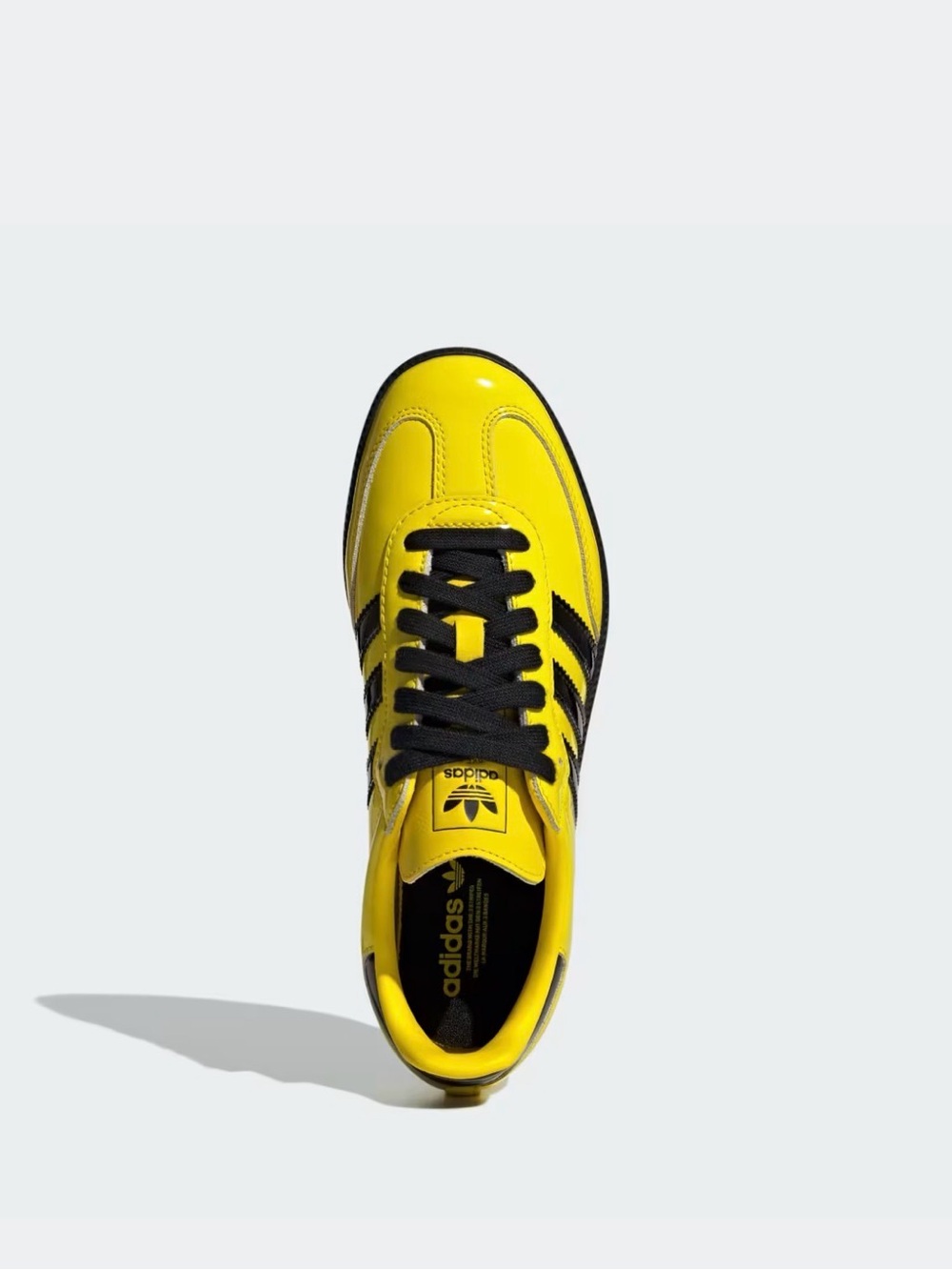 ICONIC SAMBA SHOES WITH A SHINY PATENT